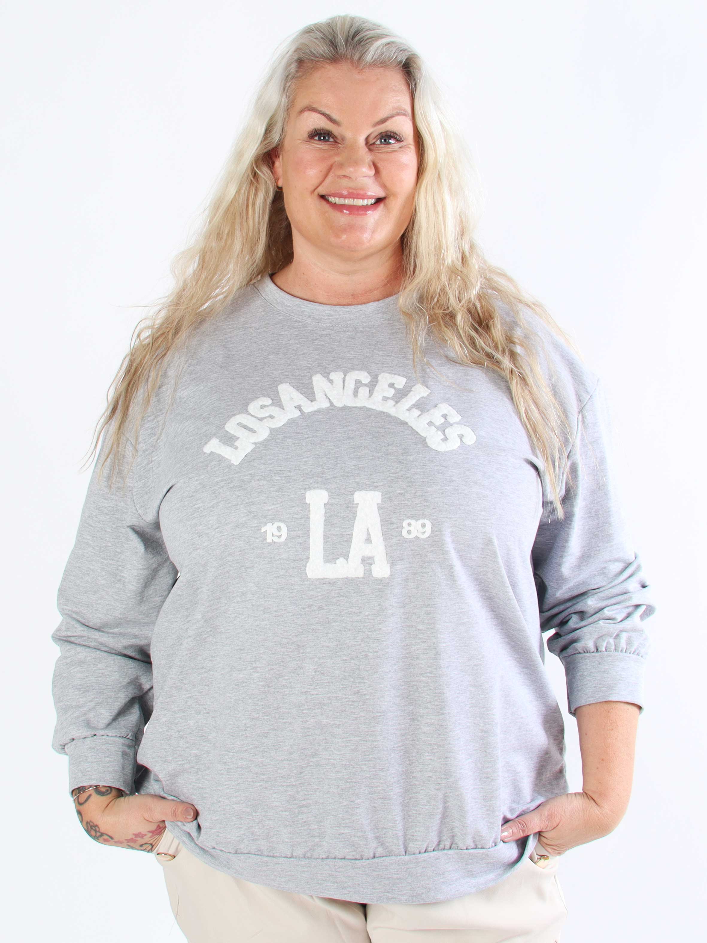 Magnolia - Plus size joggingbluse med LA skrevet med plys